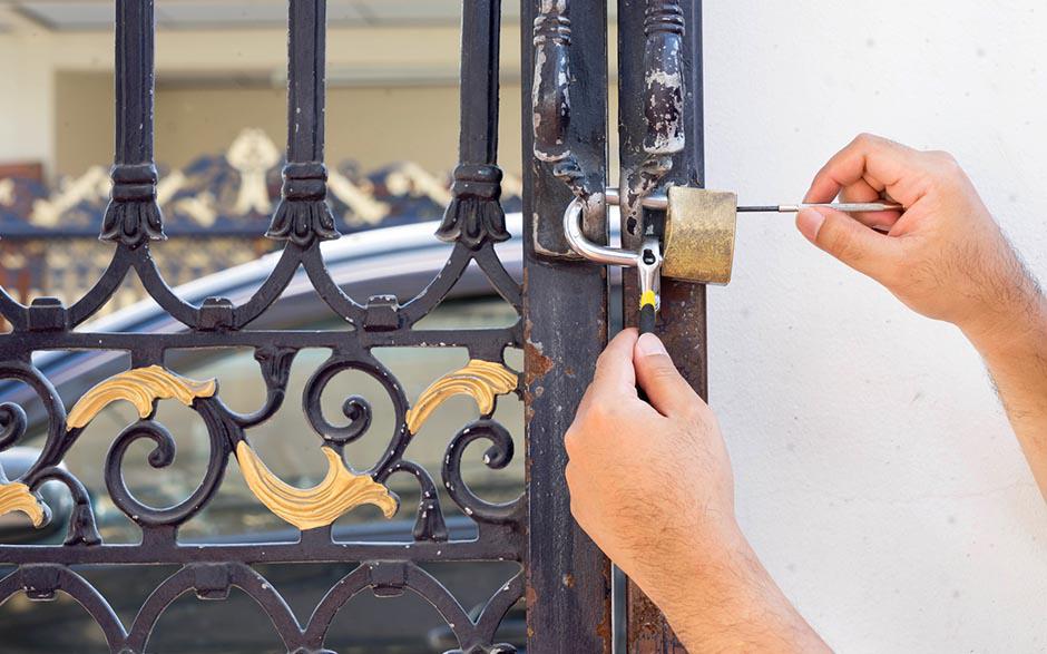 comment ouvrir une porte sans clé Arles